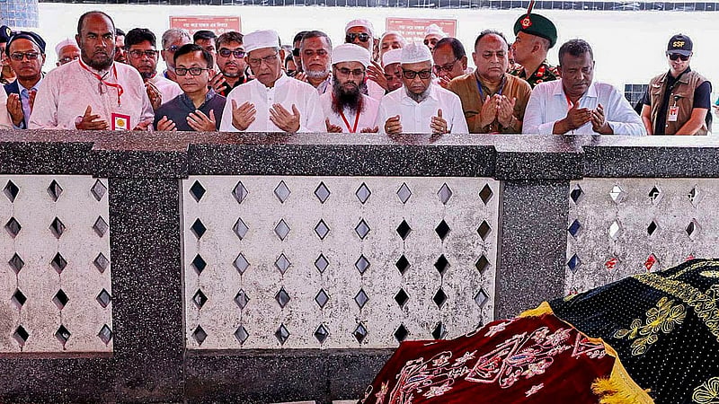 President Mirza Fakhrul Islam Alamgir pays his respects at the shrine of Hazrat Shahjalal (RA) on Tuesday, Sept 15, 2026, during his first visit to Sylhet since assuming office. Photo: PID