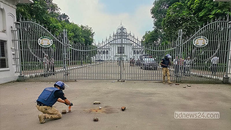 Members of the DMP Bomb Disposal Unit inspect the scene and collect evidence after a crude bomb explosion outside the Supreme Court’s main gate on Tuesday, Sept 15, 2026. Photo: Shamsul Haque Ripon