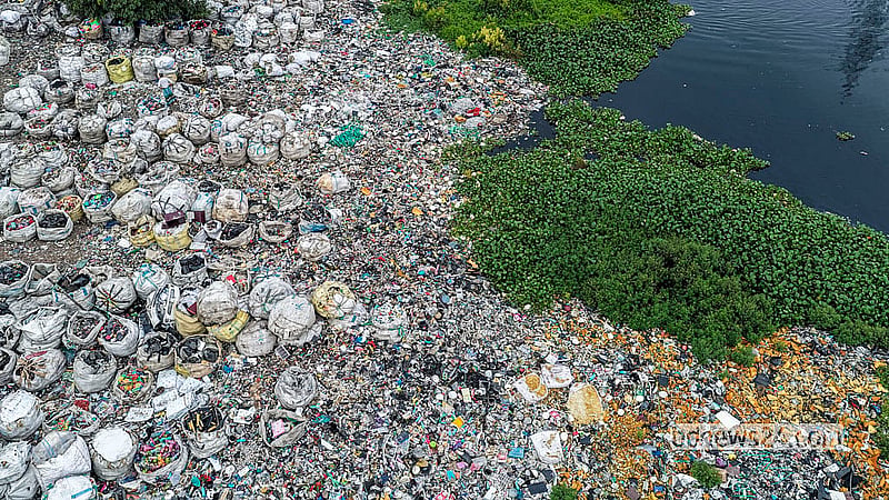 পুরান ঢাকার ইসলামবাগ এলাকায় বুড়িগঙ্গার তীর ঘেঁষে গড়ে ওঠা অবৈধ প্লাস্টিক বাছাই ও প্রক্রিয়াজাতকরণ কেন্দ্র। পুনর্ব্যবহারের নামে এখানে যে বিপুল পরিমাণ বর্জ্য জড় করা হয়, তার অবশিষ্টাংশ সরাসরি গিয়ে মেশে নদীর পানিতে