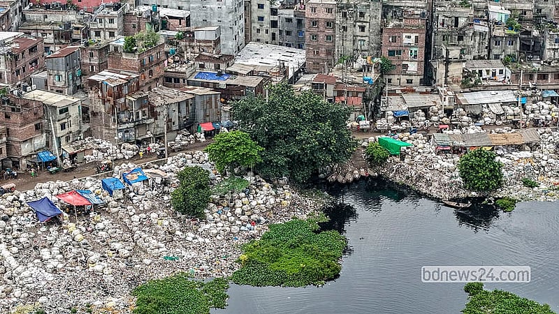 The riverbank in this part of Lalbagh and Islampur has been taken over by waste. Vast piles of discarded plastic from factories and households are gradually choking the river. Photo: Mostafigur Rahman
