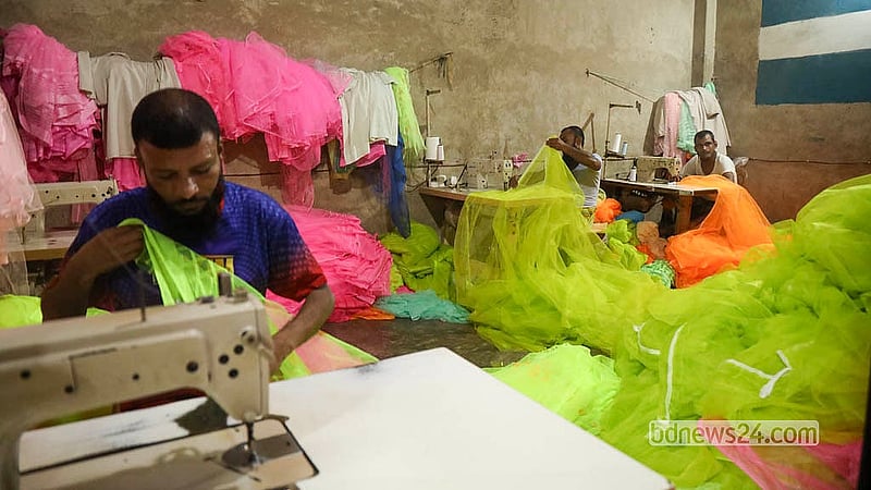 Activity has surged at mosquito-net factories in Bhulta Gausia amid the countrywide dengue outbreak. Artisans are working day and night to meet growing demand.  Photo: Shamsul Haque Ripon