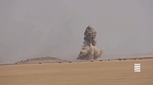 Saudis pound Yemen, Houthis fire back