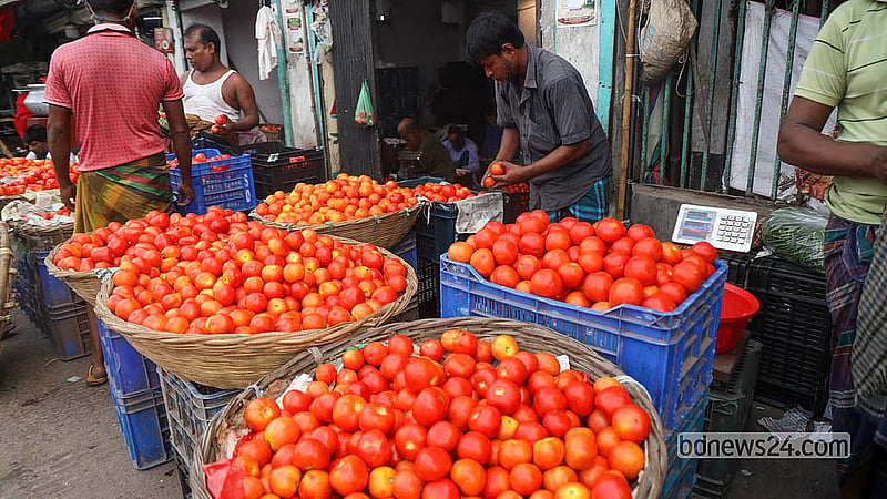 Vendors clean tomatoes at a wholesale market at Dhaka's Shyambazar.   Photo: Shamsul Haque Ripon
