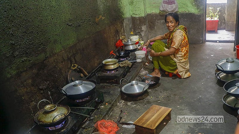 Women cook in homes and shared accommodation despite the intense heat to earn a living. The photo was taken at Sardar Colony in Dhaka’s Kamalapur.