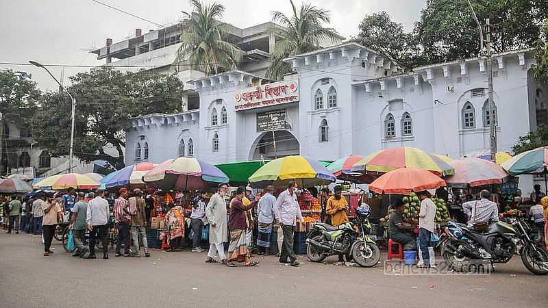 Hawkers occupy the emergency entrance of Dhaka Medical College Hospital. Despite periodic eviction drives, vendors return within days. Photo: Abdullah Al Momin