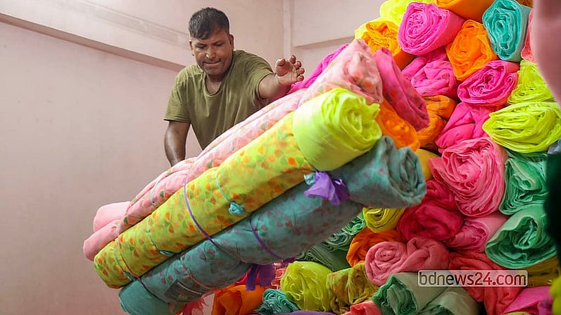 Activity has surged at mosquito-net factories in Bhulta Gausia amid the countrywide dengue outbreak. Artisans are working day and night to meet growing demand.  Photo: Shamsul Haque Ripon