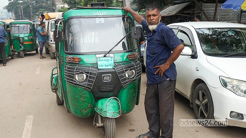 Drivers spend idle time after leaving their vehicles at a filling station in Dhaka’s Gabtoli due to a gas shortage on Wednesday, Sept 2, 2026. Photo: Shamsul Haque Ripon