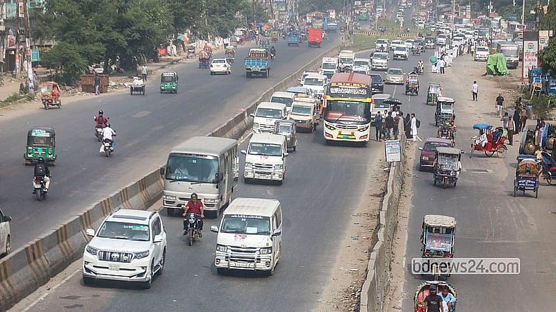 The Jamaat-e-Islami-led 11-party alliance's long march towards Chattogram passes through the Rayerbagh area of the Dhaka-Chattogram Highway on Saturday, Sept 5, 2026.  Photo: Abdullah Al Momin