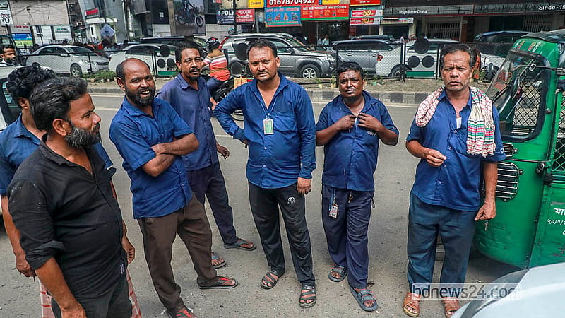 Autorickshaw drivers wait for hours at the Moghbazar filling station in Dhaka on Sunday, Sept 13, 2026 to get gas.  Photo: Abdullah Al Momin