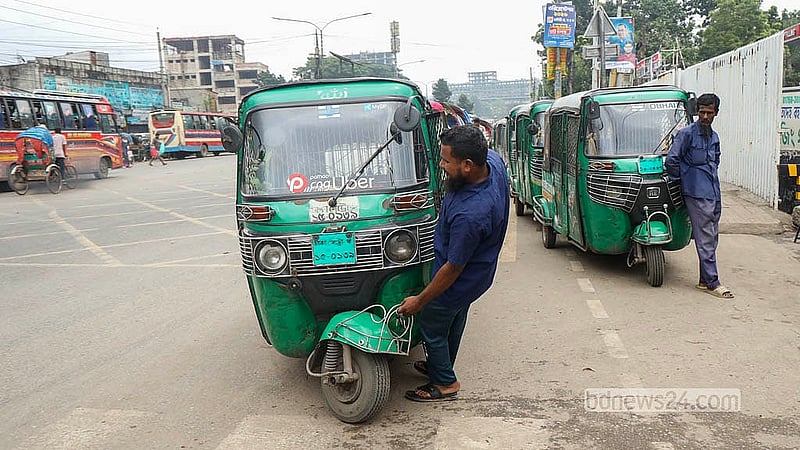 Gas runs out while drivers are waiting in the long queue at a CNG station in Gabtoli. Photo: Shamsul Haque Ripon