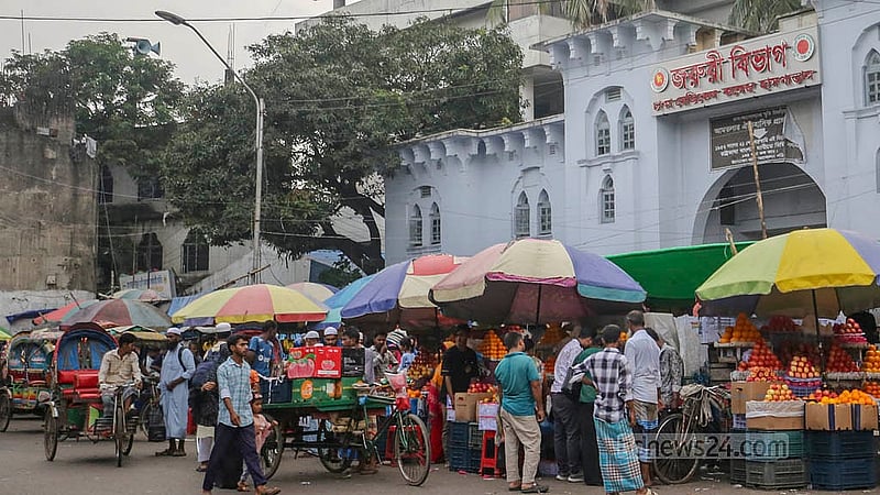 Hawkers occupy the emergency entrance of Dhaka Medical College Hospital. Despite periodic eviction drives, vendors return within days. Photo: Abdullah Al Momin