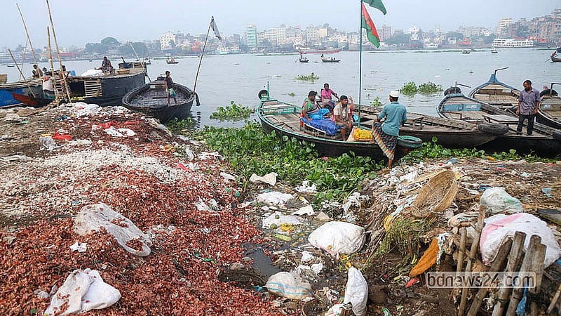 The Buriganga riverbank near Dhaka's Shyambazar has turned into a dumping ground. Rotting waste and plastic discarded daily are steadily polluting the river.  Photo: Shamsul Haque Ripon