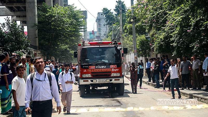 Curious onlookers gather near the scene after a fire breaks out at a building behind SKS Shopping Mall in Mohakhali on Thursday, Sept 10, 2026. Photo: Abdullah Al Momin