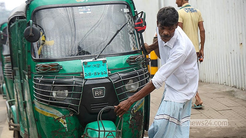 Gas runs out while drivers are waiting in the long queue at a CNG station in Gabtoli. Photo: Shamsul Haque Ripon
