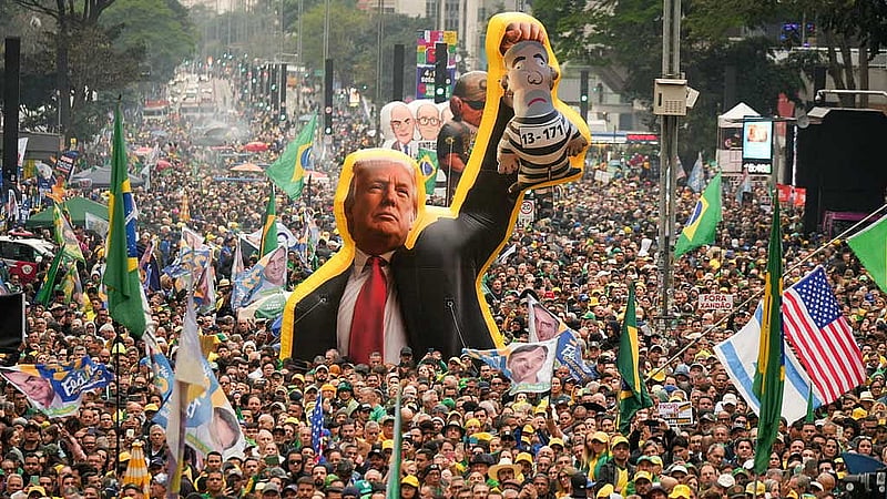 Supporters of Brazilian presidential candidate Flavio Bolsonaro of the Liberal Party (PL) hold an inflatable of US President Donald Trump, as they attend a rally on Independence Day, in Sao Paulo, Brazil Sept 7, 2026. REUTERS/Alexandre Meneghini 