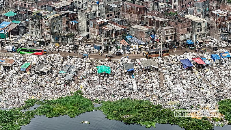 The riverbank in this part of Lalbagh and Islampur has been taken over by waste. Vast piles of discarded plastic from factories and households are gradually choking the river. Photo: Mostafigur Rahman