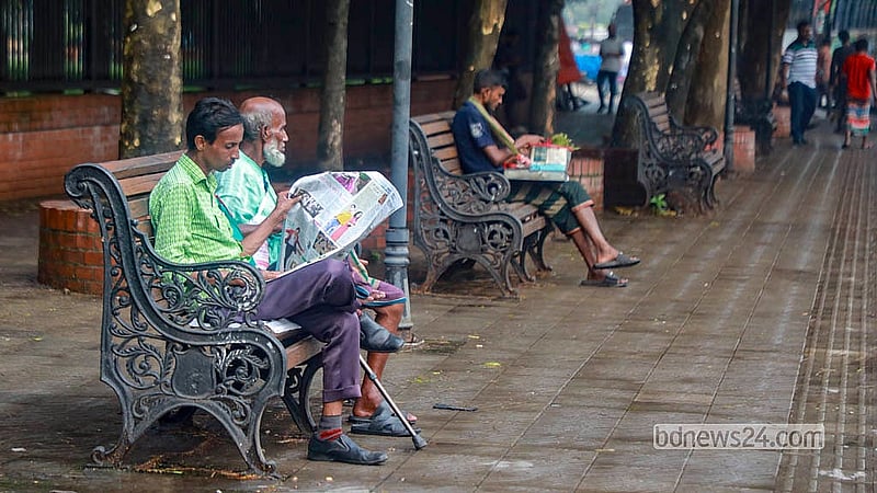 The sidewalk outside Dhaka’s Osmani Udyan has been widened, and chairs have been arranged for pedestrians to rest. Photo: Abdullah Al Momin