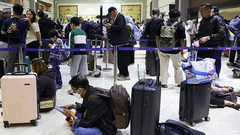 Stranded passengers wait at check-in area as Soekarno Hatta International Airport closed its operations due to the eruption of the Mount Anak Krakatau volcano, in Tangerang, near Jakarta, Indonesia, Sept 6, 2026. REUTERS/Ajeng Dinar Ulfiana