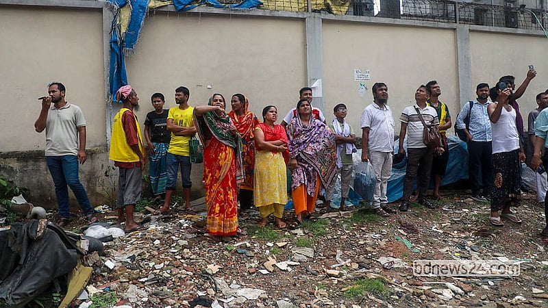 Curious onlookers gather near the scene after a fire breaks out at a building behind SKS Shopping Mall in Mohakhali on Thursday, Sept 10, 2026. Photo: Abdullah Al Momin
