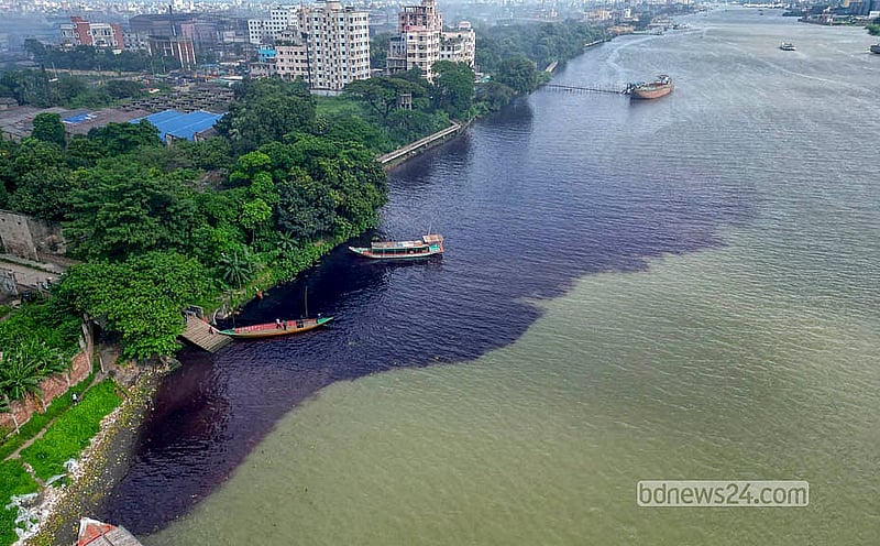 The Buriganga River are polluted by water mixed with chemicals from a factory in Dhaka’s Shyampur. Photo: Abdullah Al Momin