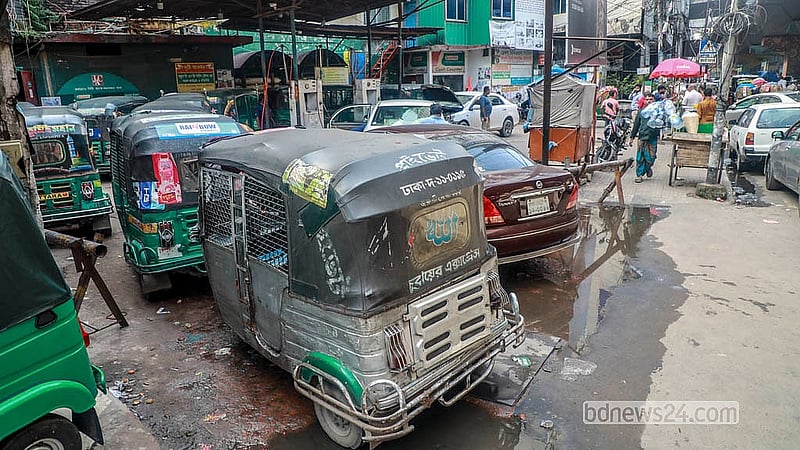 Vehicles queue for gas at a filling station in Moghbazar, Dhaka, on Sunday, Sept 13, 2026.  Photo: Abdullah Al Momin