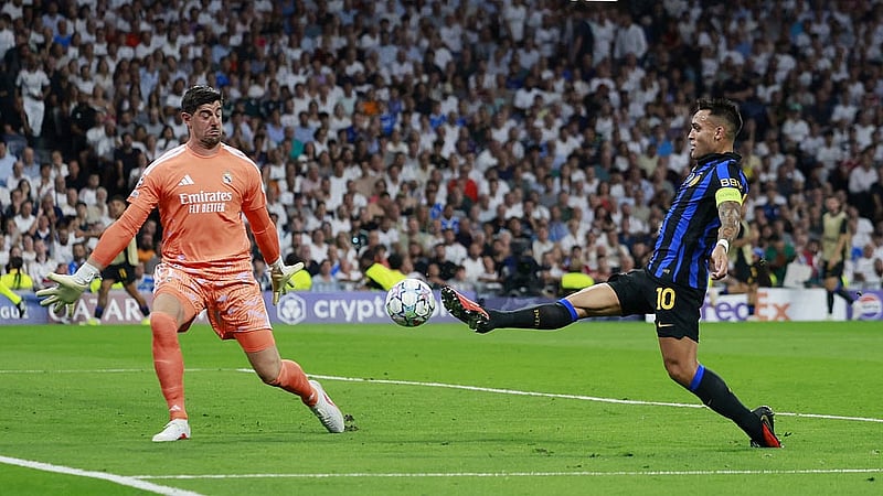 Football - UEFA Champions League - Real Madrid v Inter Milan - Estadio Bernabeu, Madrid, Spain - Sept 8, 2026 Inter Milan's Lautaro Martinez in action with Real Madrid's Thibaut Courtois REUTERS