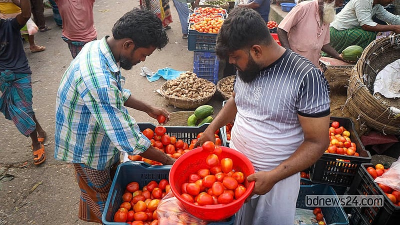 Traders from across the city buy imported tomatoes at wholesale rates at Dhaka's Shyambazar.  Photo: Shamsul Haque Ripon