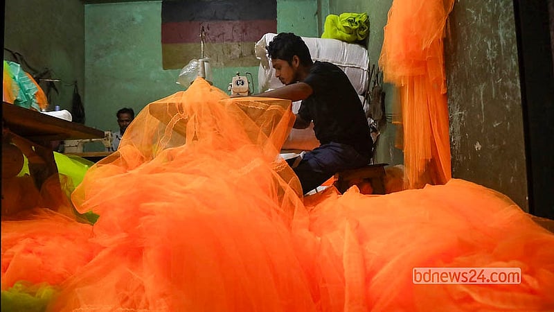 Activity has surged at mosquito-net factories in Bhulta Gausia amid the countrywide dengue outbreak. Artisans are working day and night to meet growing demand.  Photo: Shamsul Haque Ripon