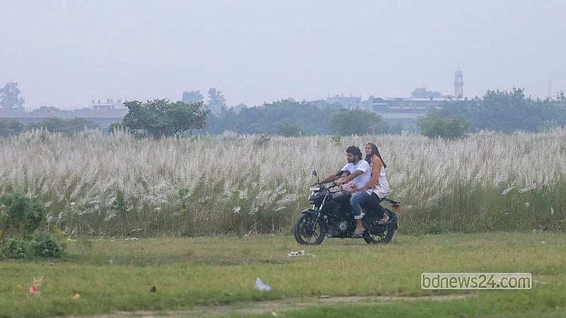 Many visitors ride motorcycles from afar to see the kans grass fields at Sarighat in Dhaka's South Keraniganj.  Photo: Abdullah Al Momin