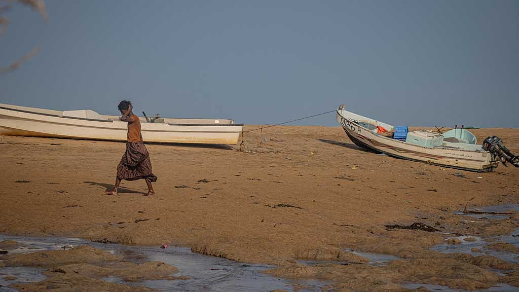 Saudis and Houthis exchange strikes, Yemenis flee by boat as West Asia war spreads