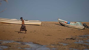 Yemenis flee by boat as Saudi-Houthi fighting intensifies