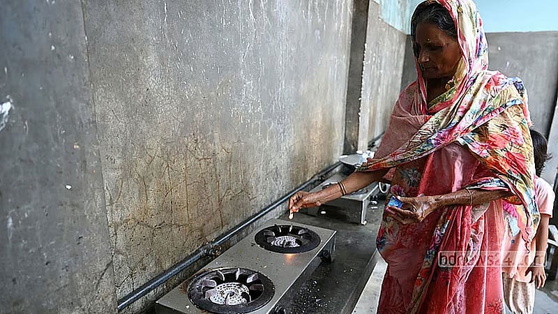 A woman tries to light a gas stove in Chattogram as low pressure disrupts household supply amid the city’s gas shortage. File Photo/bdnews24.com