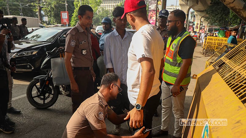 Police mount a special search operation across the capital, stopping vehicles and checking passengers at a checkpoint in Shahbagh. Photo: Shamsul Haque Ripon