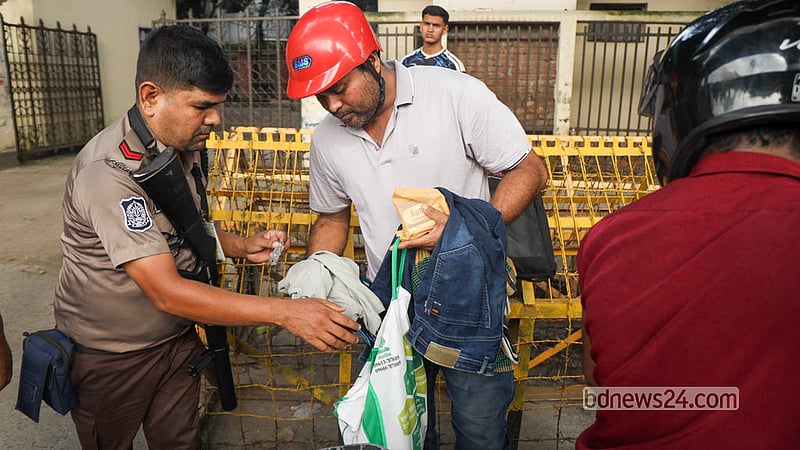 Police mount a special search operation across the capital, stopping vehicles and checking passengers at a checkpoint in Shahbagh. Photo: Shamsul Haque Ripon