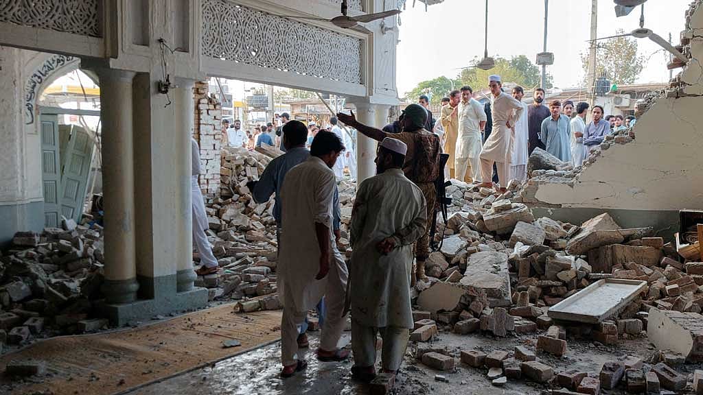 Death toll at 31 in Pakistan police compound attack: report