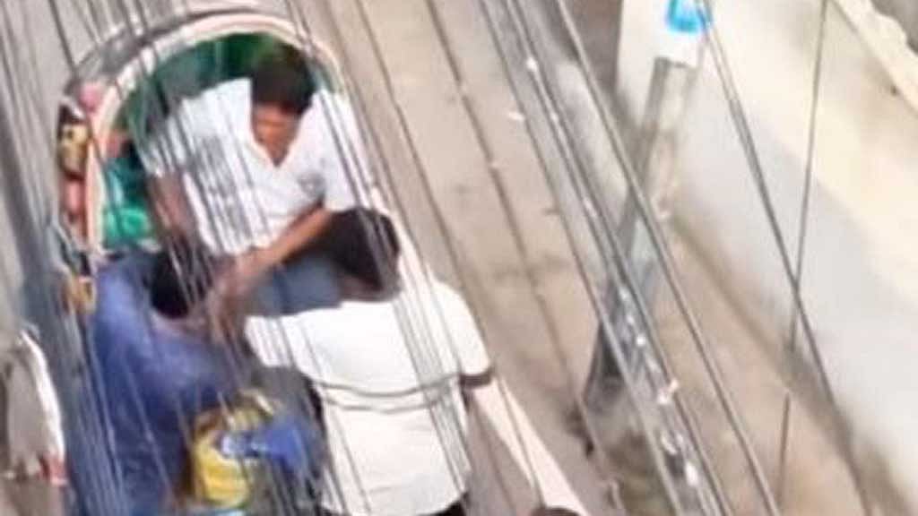‘Brother, I’m giving it to you’: Video captures Ctg street robbery