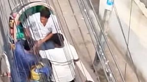 ‘Brother, I’m giving it to you’: Video captures Ctg street robbery