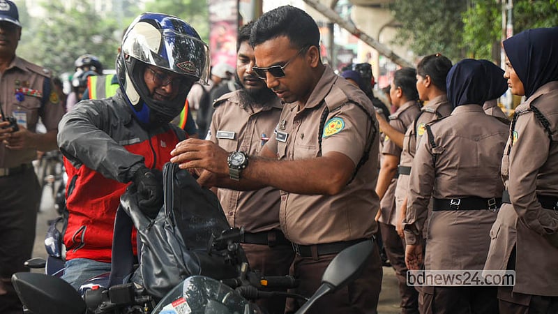 Police mount a special search operation across the capital, stopping vehicles and checking passengers at a checkpoint in Shahbagh. Photo: Shamsul Haque Ripon