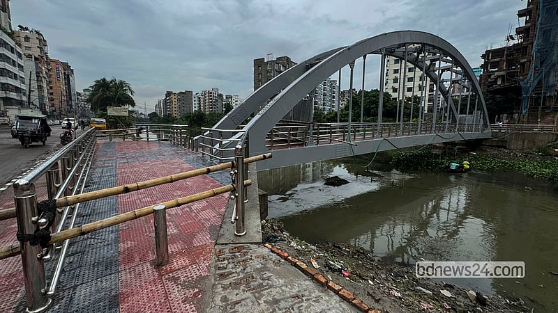 Construction of the “Nagar Maitree” pedestrian bridge linking Dhaka’s Aftabnagar and Banasree was completed nearly two months ago, but it has yet to open to the public. Both ends remain barricaded with corrugated tin sheets. Photo: Mostafigur Rahman