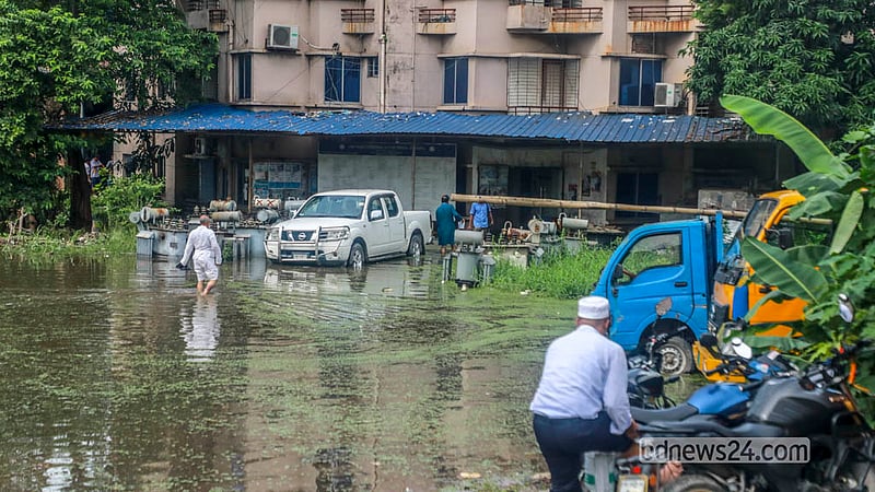Customers make their way to the power office through waterlogged streets in Jatrabari’s Matuail.   Photo: Abdullah Al Momin