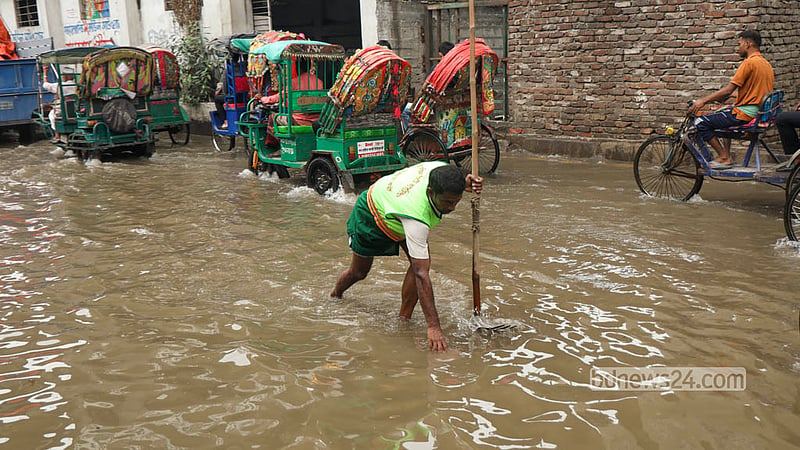 City corporation workers take to the streets in Malibagh to clear the waterlogging caused by heavy rain. Shamsul Haque Ripon