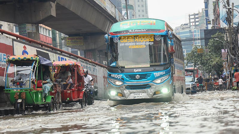 Prolonged heavy rain leaves Shantinagar’s roads completely submerged, with cars and other vehicles crawling through the water and sending waves across the street. Shamsul Haque Ripon