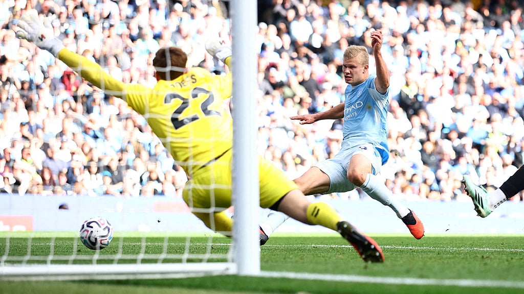 Man City edges Sunderland 5–3 to keep perfect league record