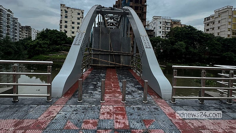 Construction of the “Nagar Maitree” pedestrian bridge linking Dhaka’s Aftabnagar and Banasree was completed nearly two months ago, but it has yet to open to the public. Both ends remain barricaded with corrugated tin sheets. Photo: Mostafigur Rahman