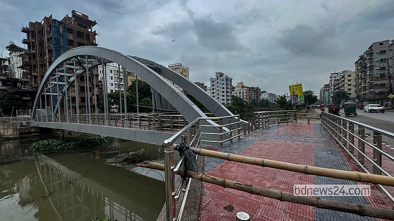Construction of the “Nagar Maitree” pedestrian bridge linking Dhaka’s Aftabnagar and Banasree was completed nearly two months ago, but it has yet to open to the public. Both ends remain barricaded with corrugated tin sheets. Photo: Mostafigur Rahman