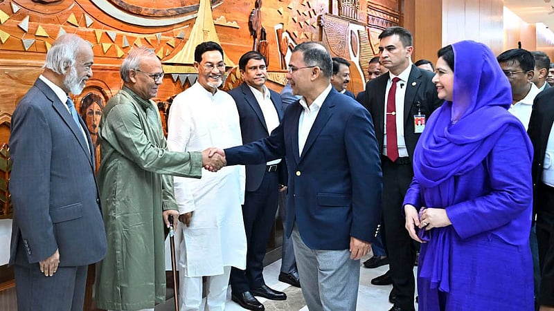 Local Government Minister Abdul Moyeen Khan, the Prime Minister's Political Advisor Ruhul Kabir Rizvi, and Chief Whip of Parliament Nurul Islam Moni, along with senior government officials, bid farewell to Prime Minister Tarique Rahman at Dhaka's Shahjalal International Airport on Monday morning. Photo: PMO