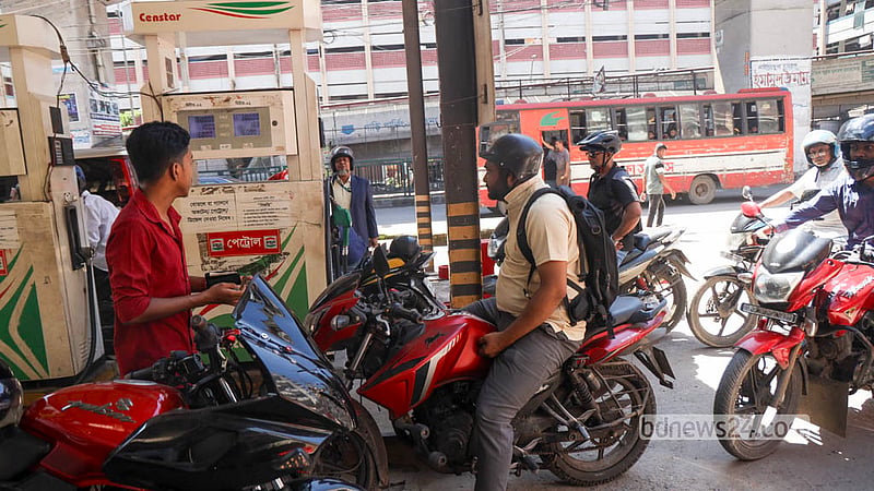 Drivers crowded the Rajarbagh Service Station on Monday, Sept 21, 2026 to refuel after the fuel price hike. Photo: Shamsul Haque Ripon
