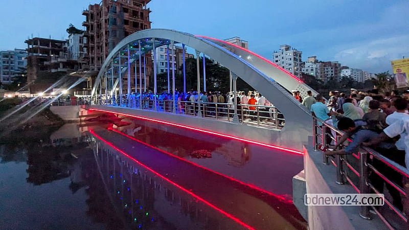 Built with a steel frame and concrete slabs, the pedestrian bridge stretches 42m across the Narai Canal and is 3.8m wide.
