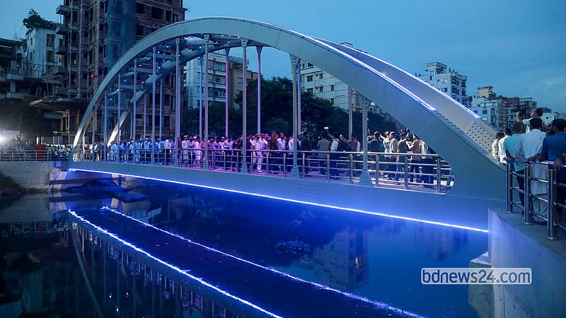 Built with a steel frame and concrete slabs, the pedestrian bridge stretches 42m across the Narai Canal and is 3.8m wide.