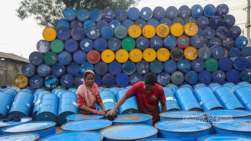Men and women workers stay busy refurbishing old plastic drums for reuse in Narayanganj’s Chashara. Photo: Shamsul Haque Ripon